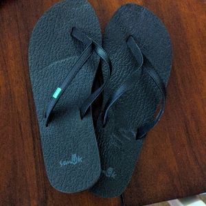 Sanuk black flip floos